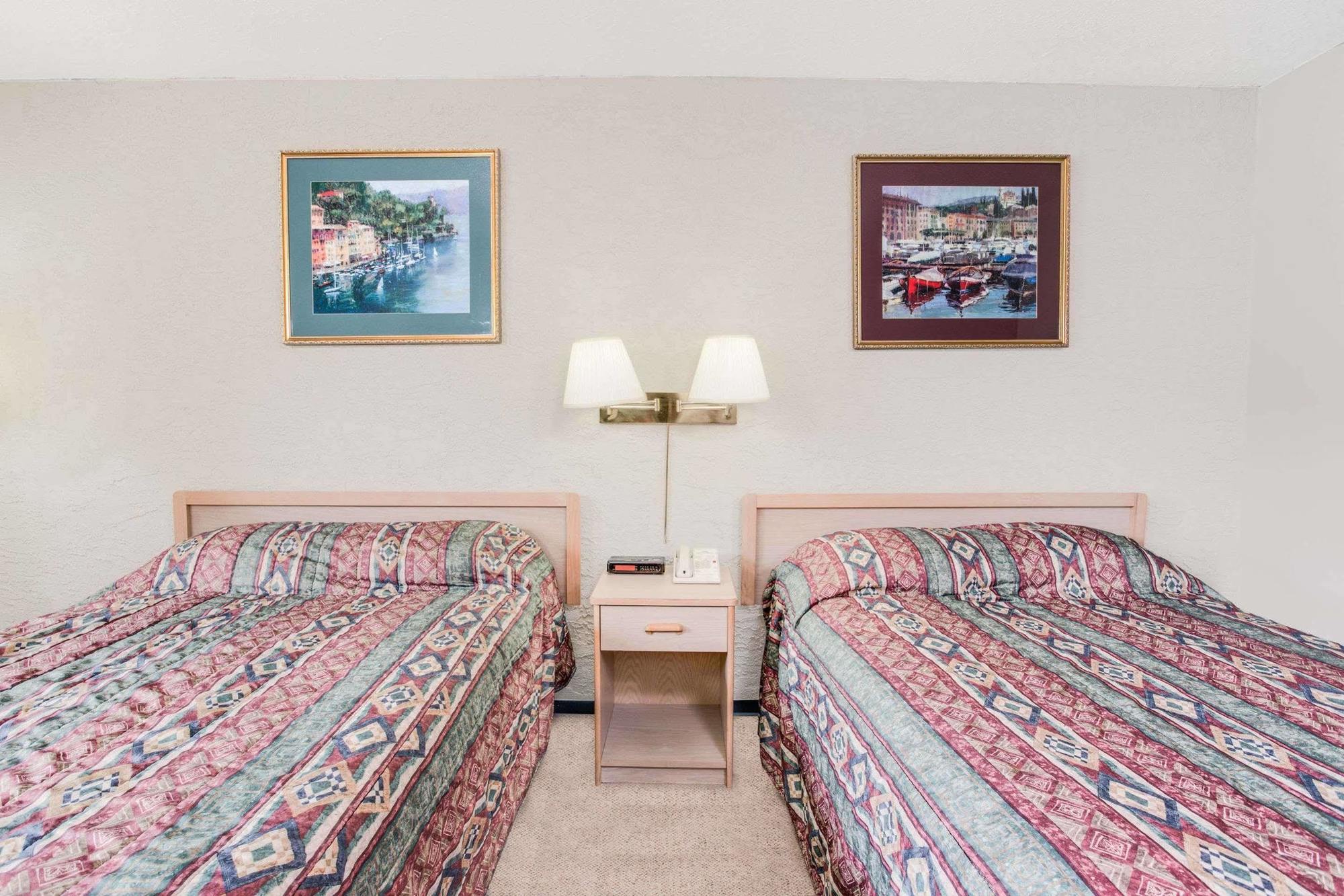 Howard Johnson By Wyndham Enderby Motel Exterior photo